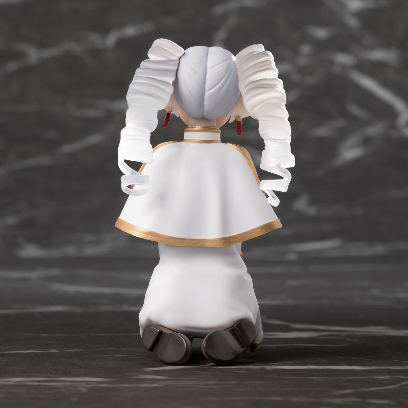 Zdjęcie produktu Frieren: Beyond Journey's End Figura PM Perching PVC I have ringlets now Clear Ver. heo Exclusive 10 cm
