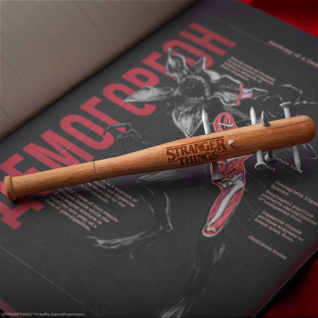 Zdjęcie produktu Stranger Things Długopis z kolczastą pałką & Przypinka Stranger Things