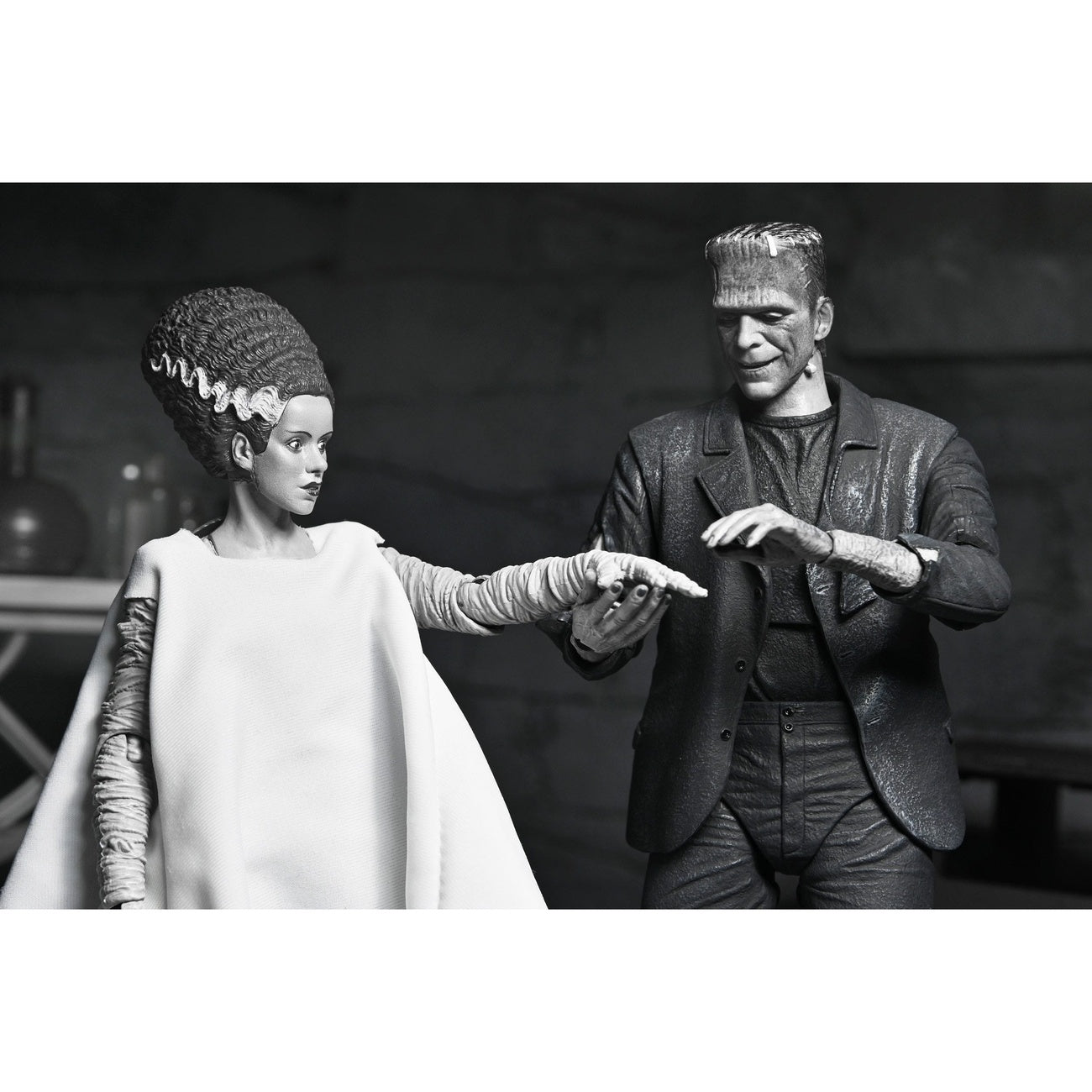 Zdjęcie produktu Figurka Universal Monsters Ultimate Potwór Frankensteina (Narzeczona Frankensteina) (B&W) 18 cm