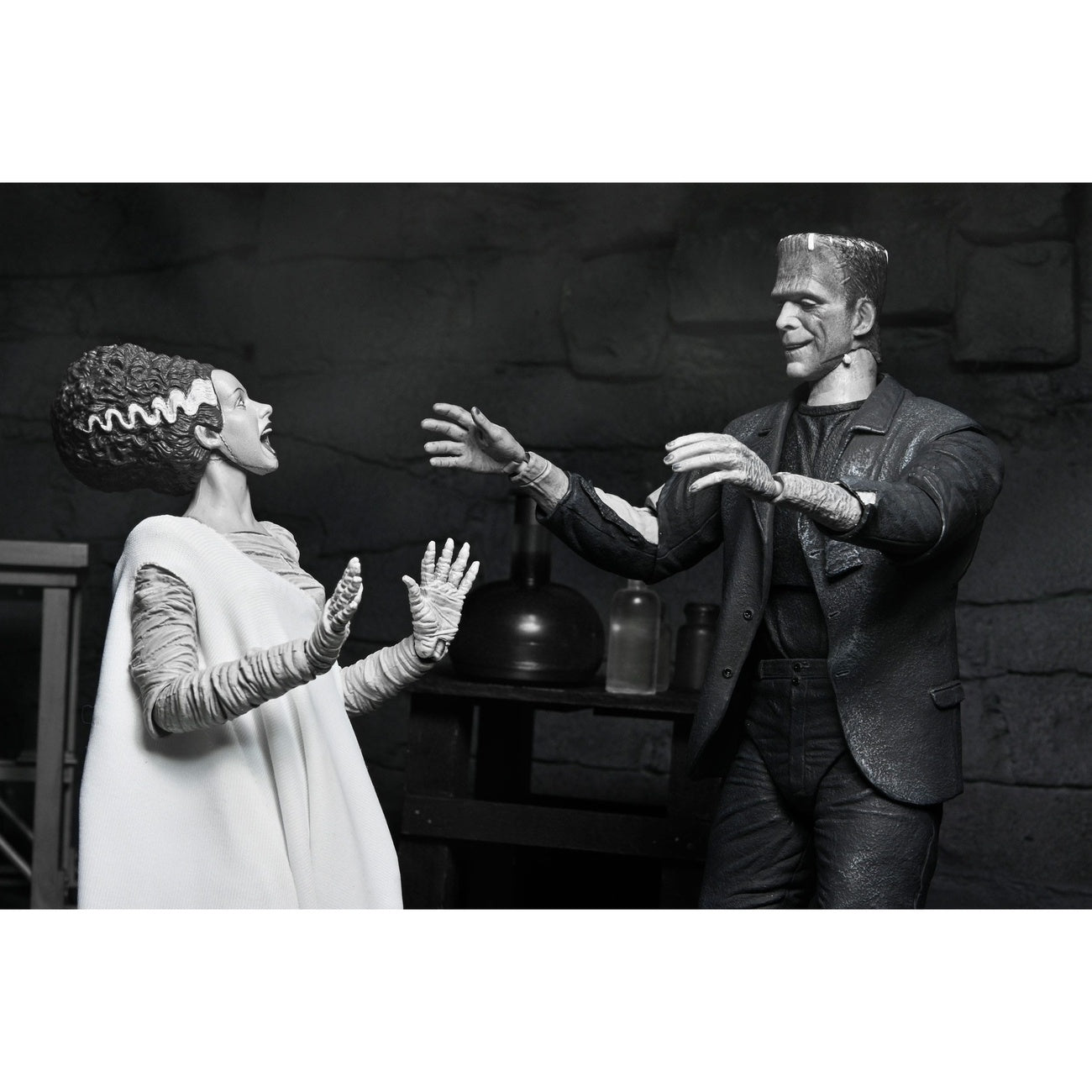 Zdjęcie produktu Figurka Universal Monsters Ultimate Potwór Frankensteina (Narzeczona Frankensteina) (B&W) 18 cm