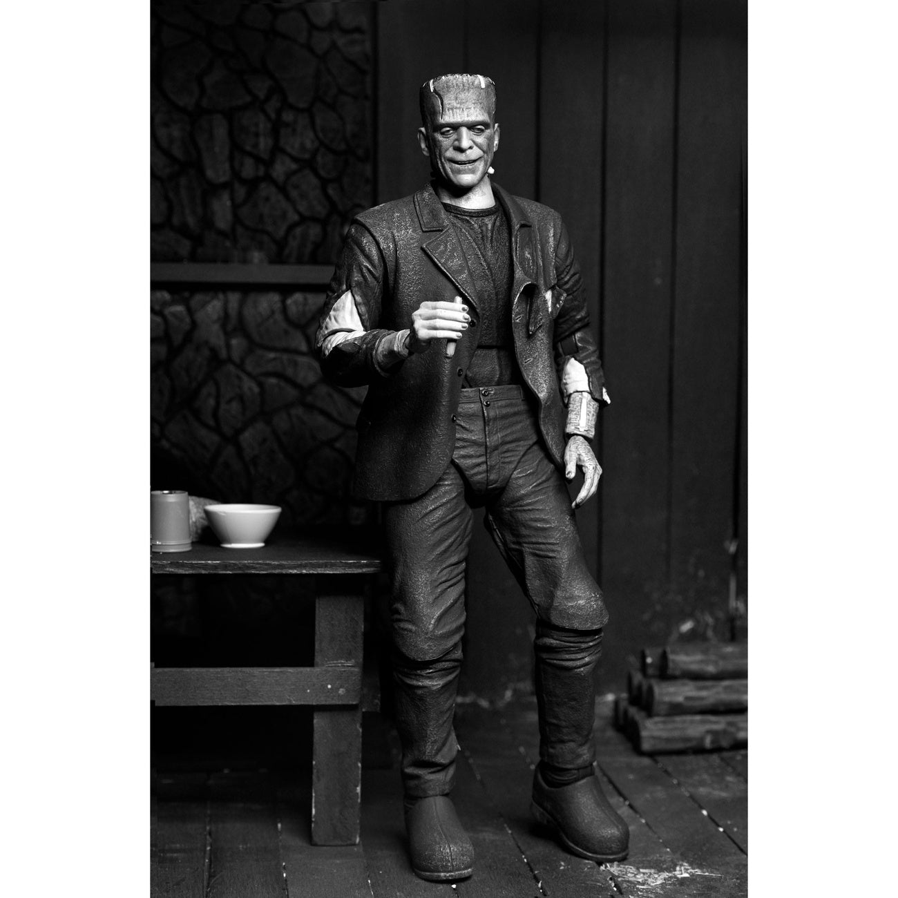 Zdjęcie produktu Figurka Universal Monsters Ultimate Potwór Frankensteina (Narzeczona Frankensteina) (B&W) 18 cm