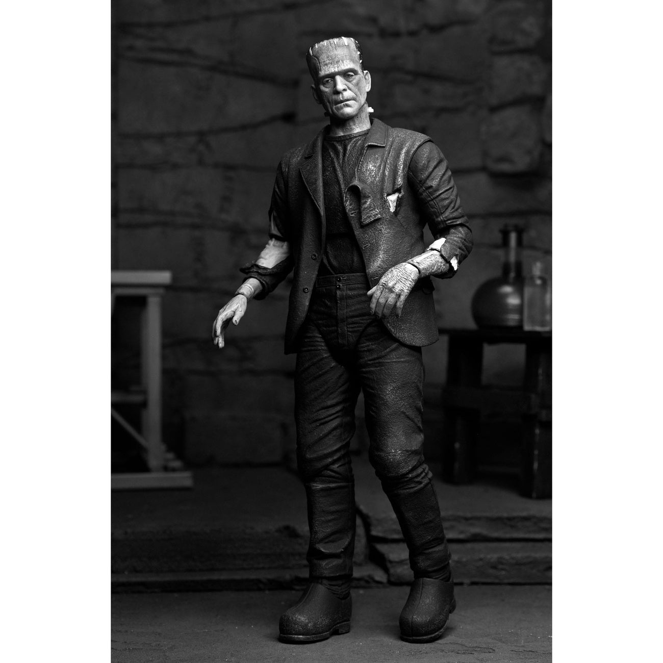 Zdjęcie produktu Figurka Universal Monsters Ultimate Potwór Frankensteina (Narzeczona Frankensteina) (B&W) 18 cm