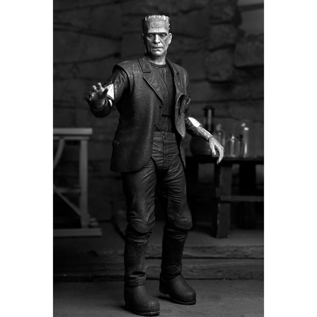 Zdjęcie produktu Figurka Universal Monsters Ultimate Potwór Frankensteina (Narzeczona Frankensteina) (B&W) 18 cm