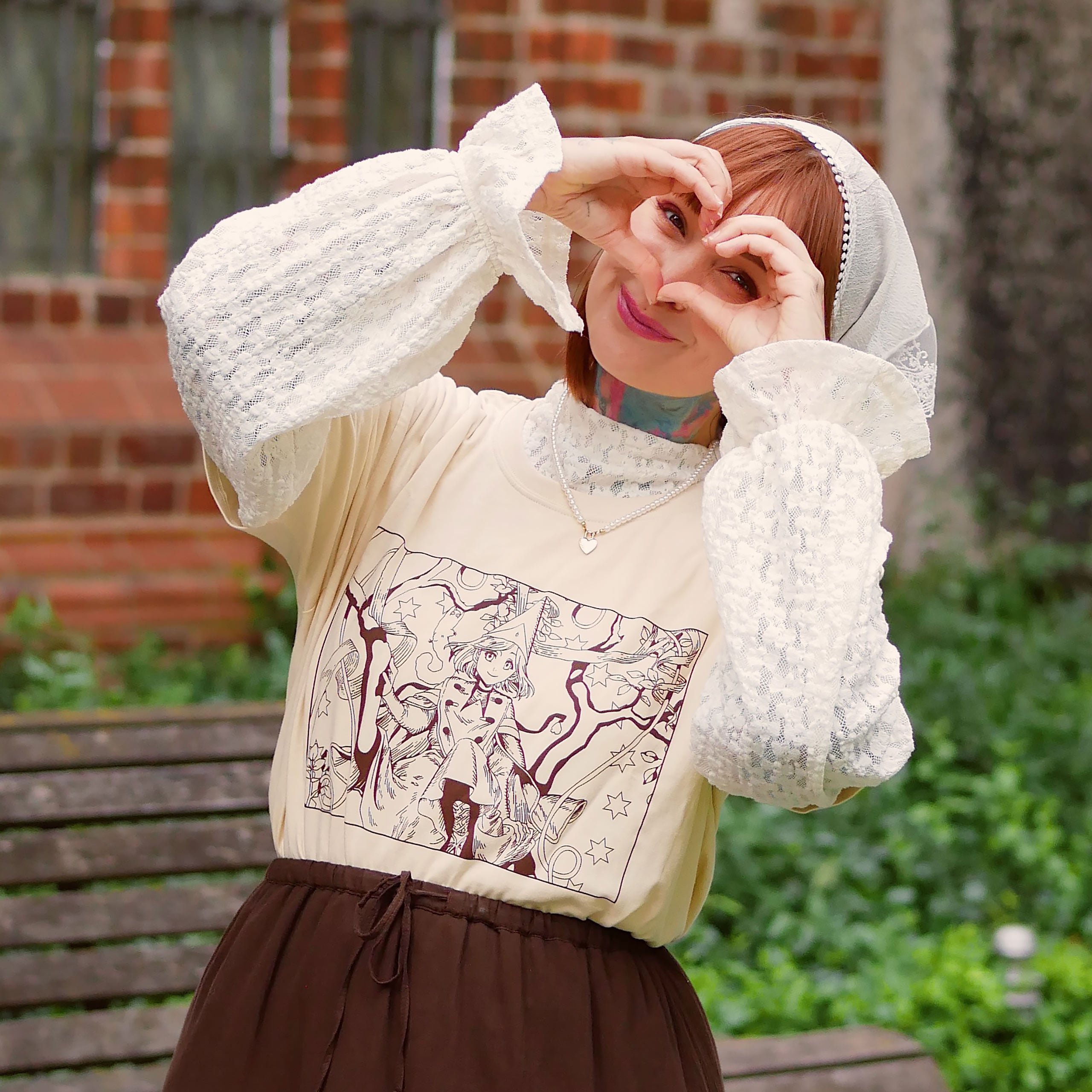 Zdjęcie produktu Beżowa koszulka dla fanów Coco i Atelier of Witch Hat