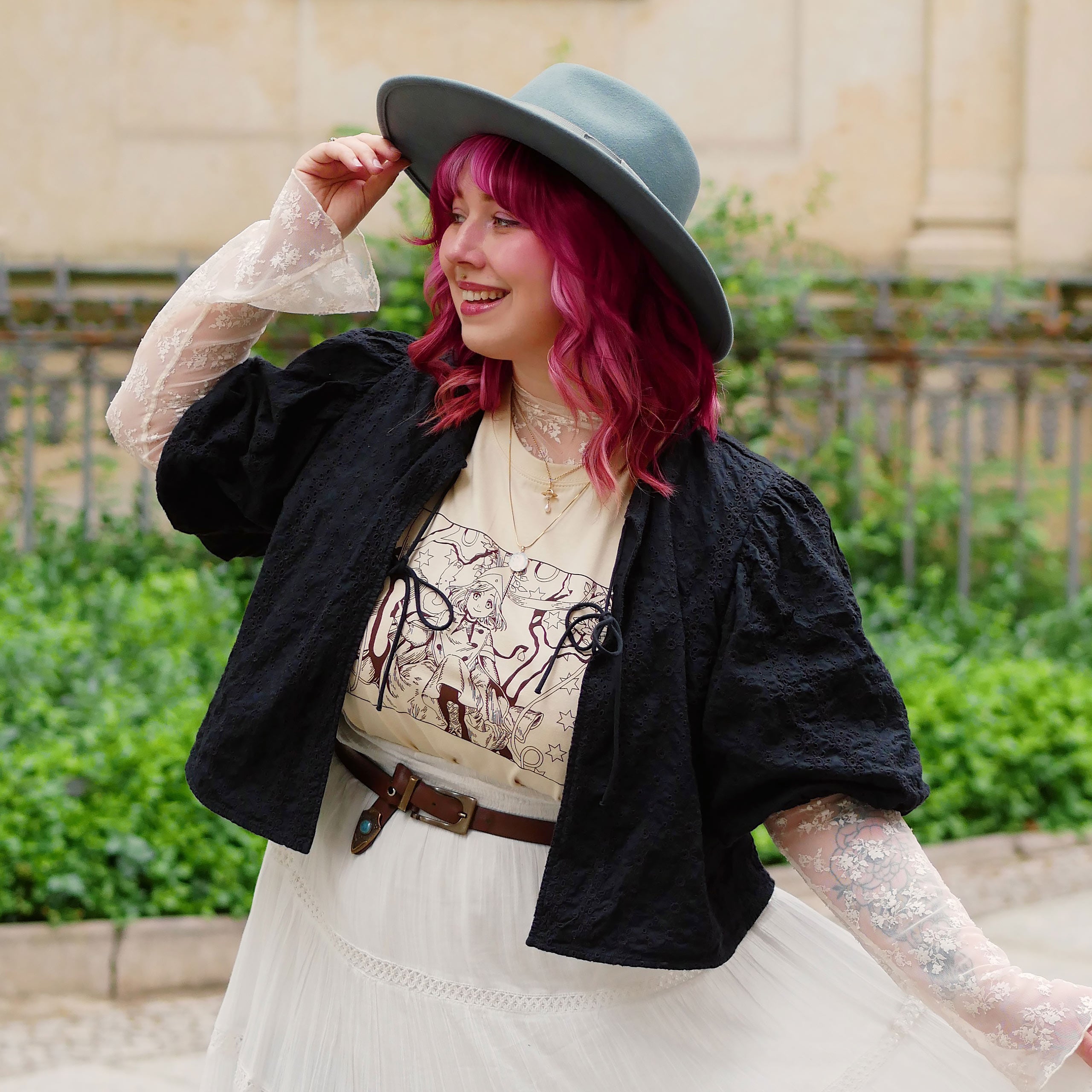 Zdjęcie produktu Beżowa koszulka dla fanów Coco i Atelier of Witch Hat