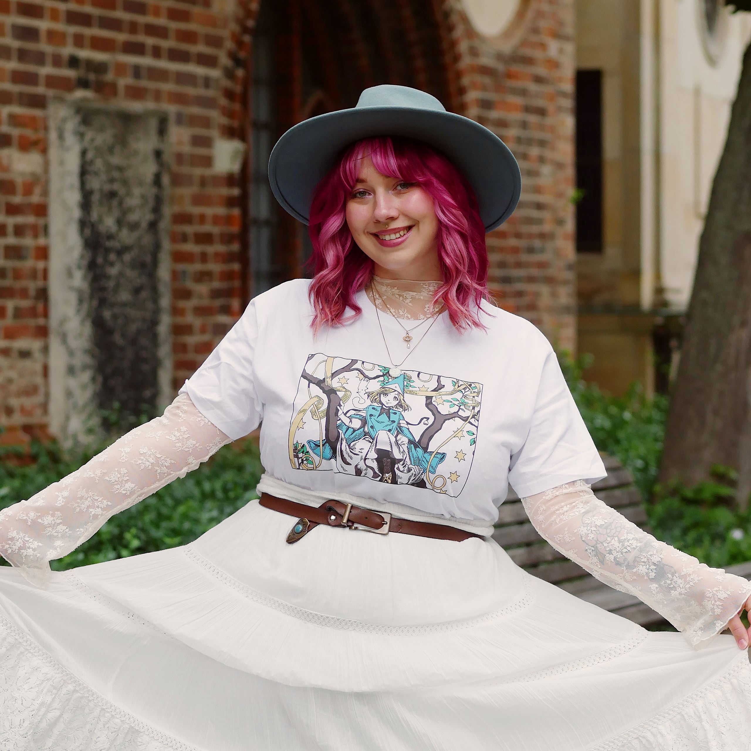 Zdjęcie produktu T-shirt dla fanów Coco i Atelier of Witch Hat Limited Edition biały