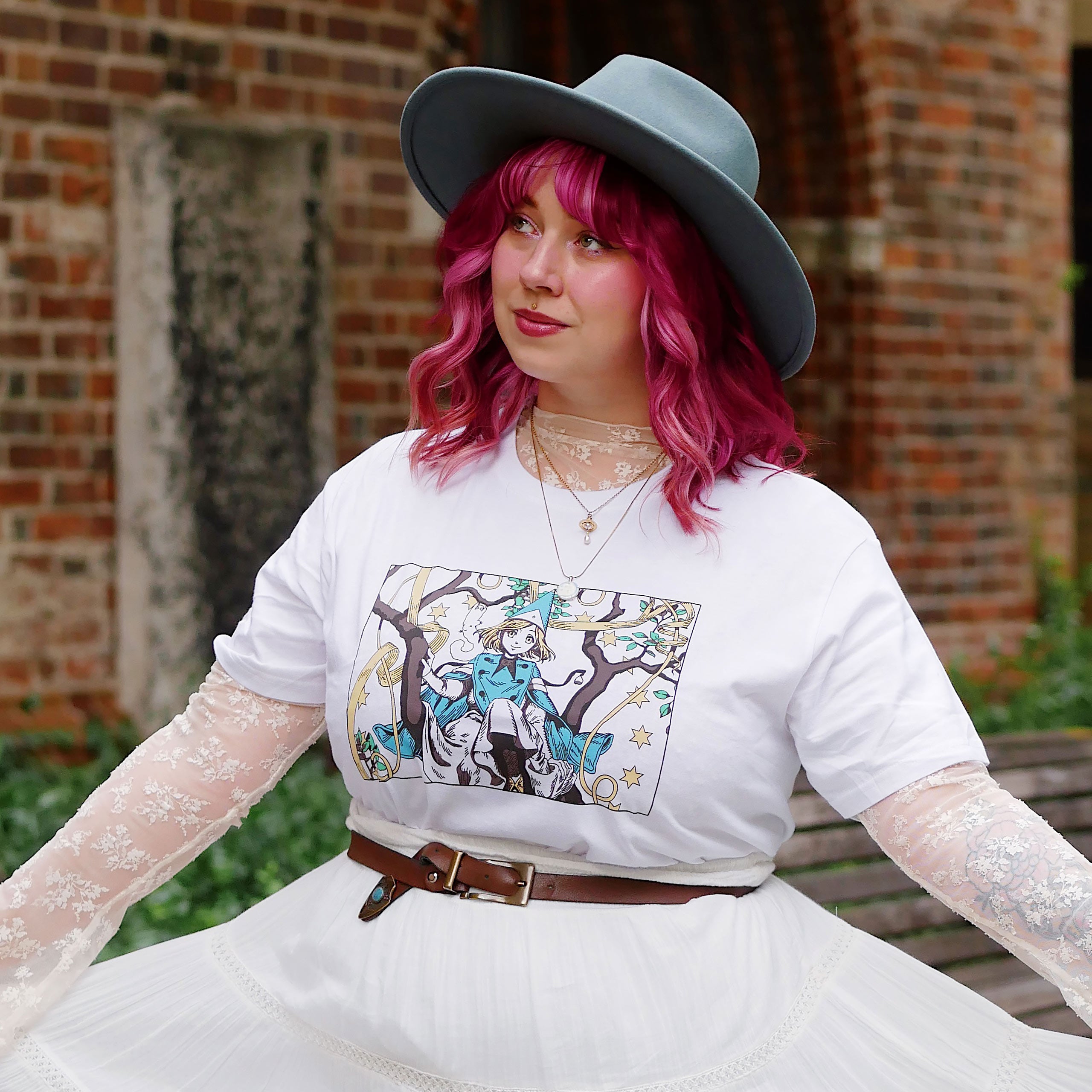 Zdjęcie produktu T-shirt dla fanów Coco i Atelier of Witch Hat Limited Edition biały
