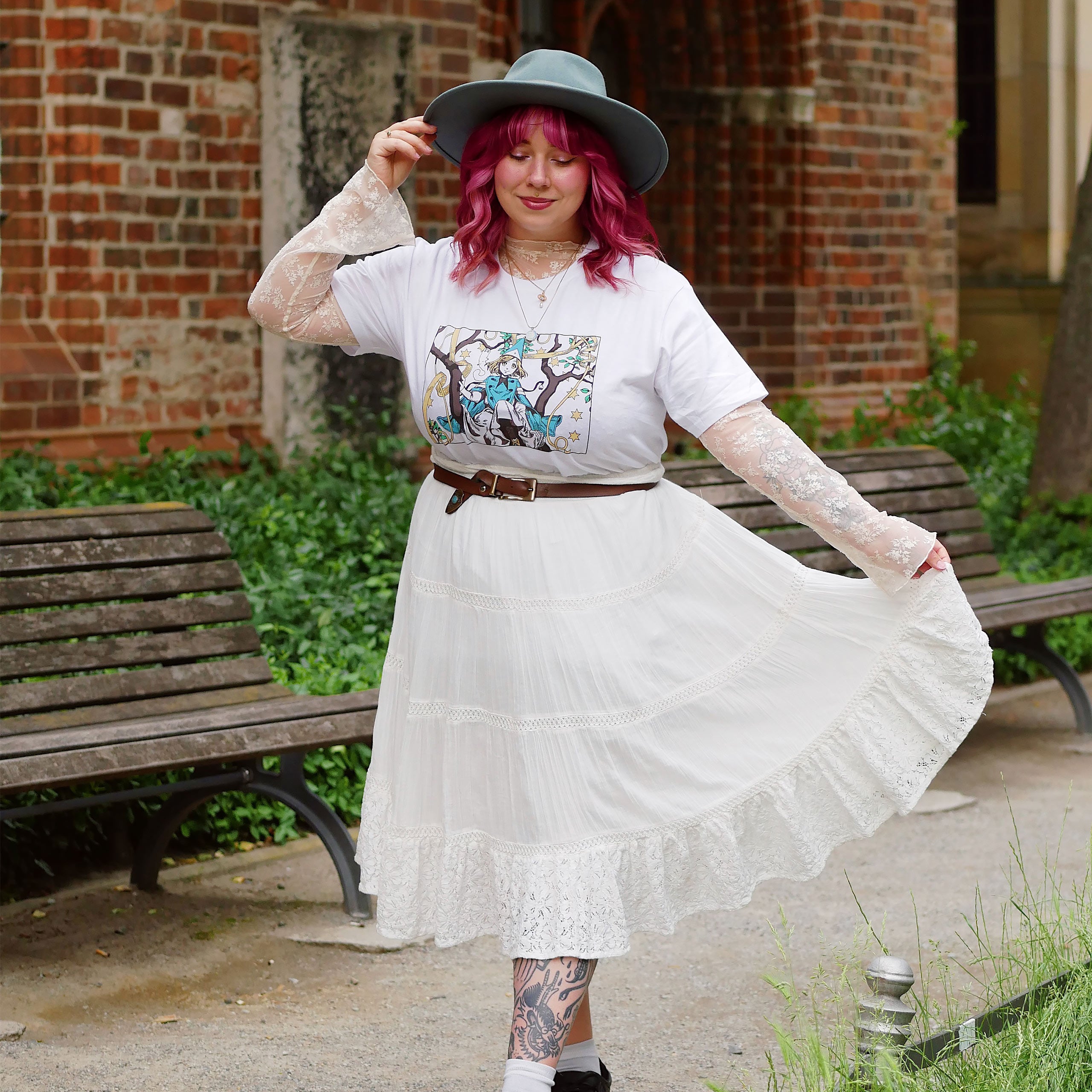 Zdjęcie produktu T-shirt dla fanów Coco i Atelier of Witch Hat Limited Edition biały