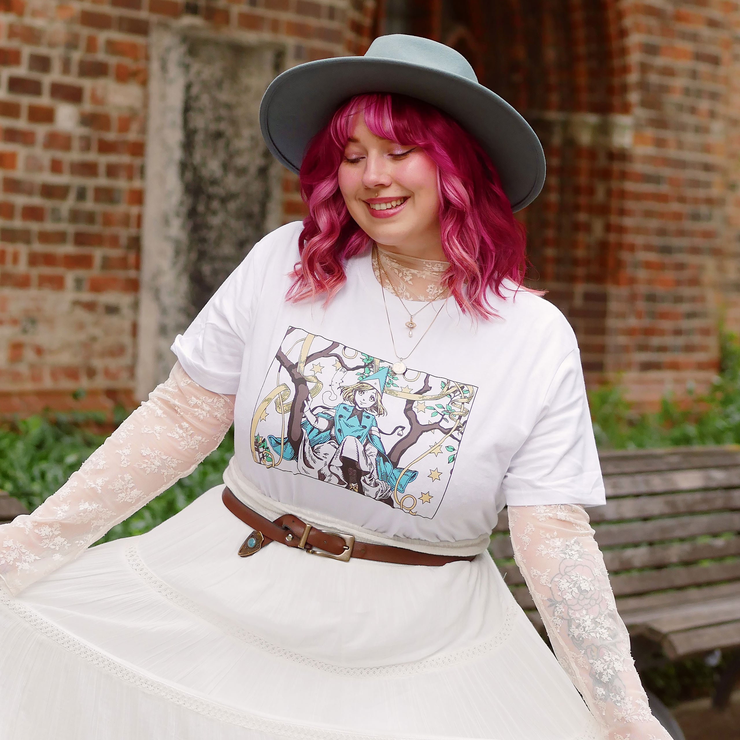 Zdjęcie produktu T-shirt dla fanów Coco i Atelier of Witch Hat Limited Edition biały