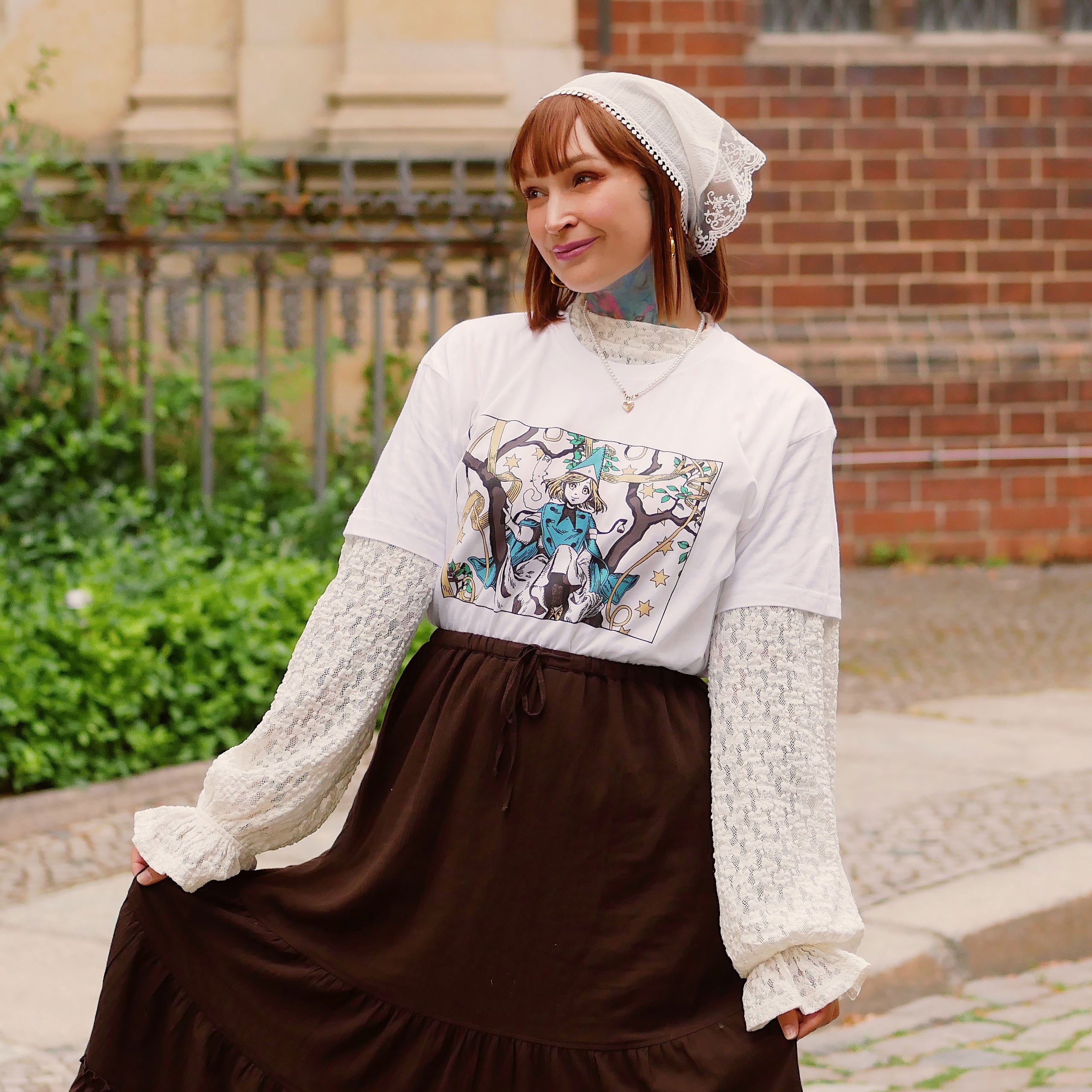 Zdjęcie produktu T-shirt dla fanów Coco i Atelier of Witch Hat Limited Edition biały