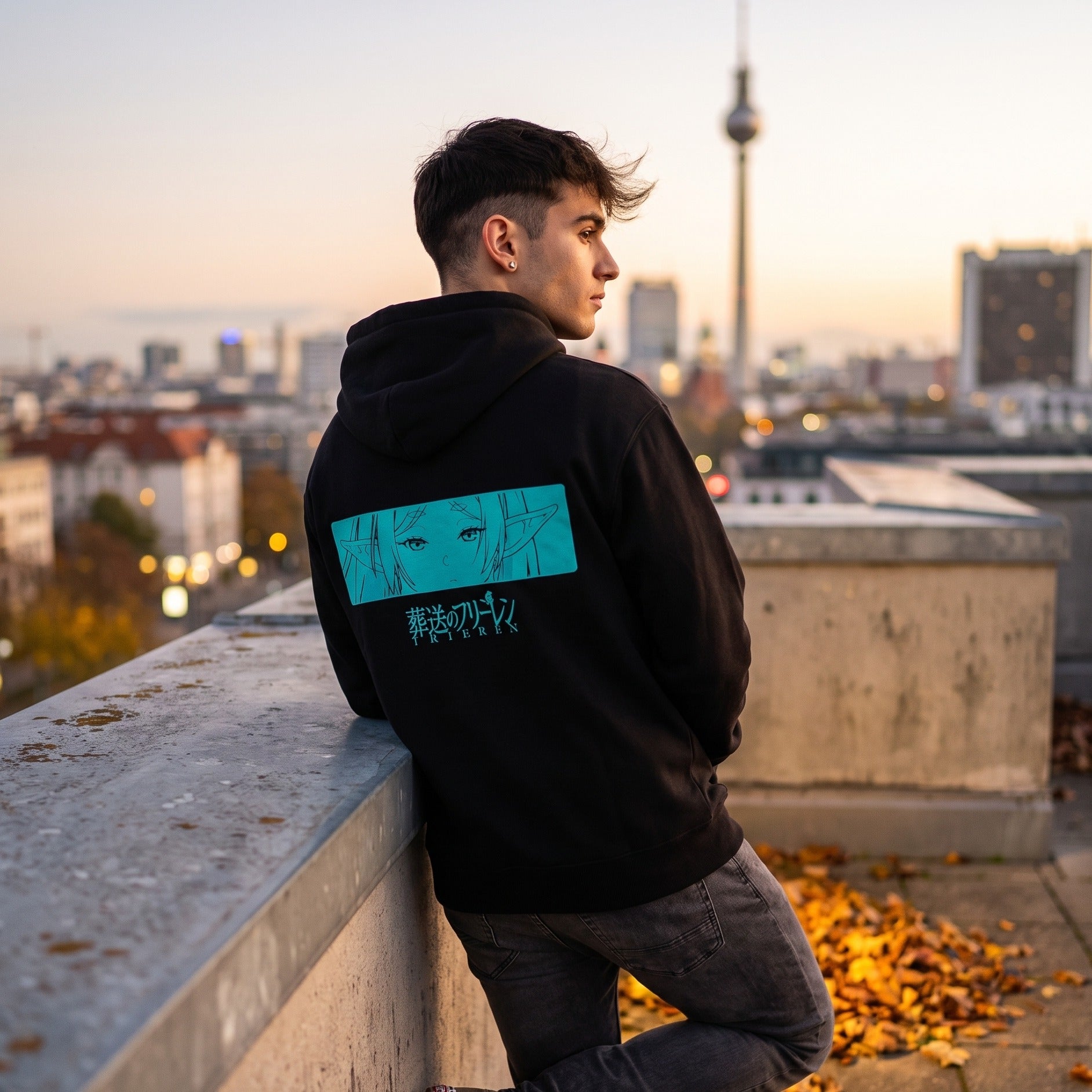 Zdjęcie produktu Frieren - Czarna bluza z kapturem