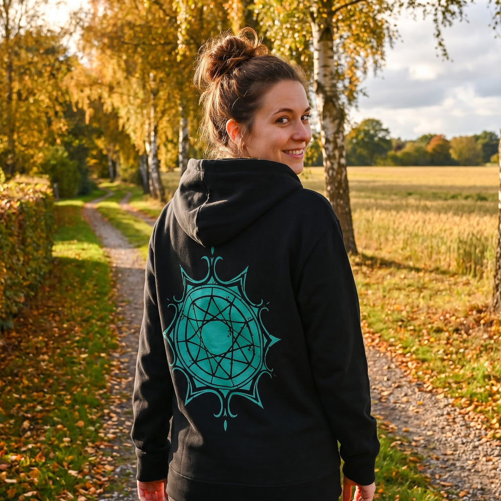 Zdjęcie produktu Frieren – Czarna bluza z kapturem z symbolem