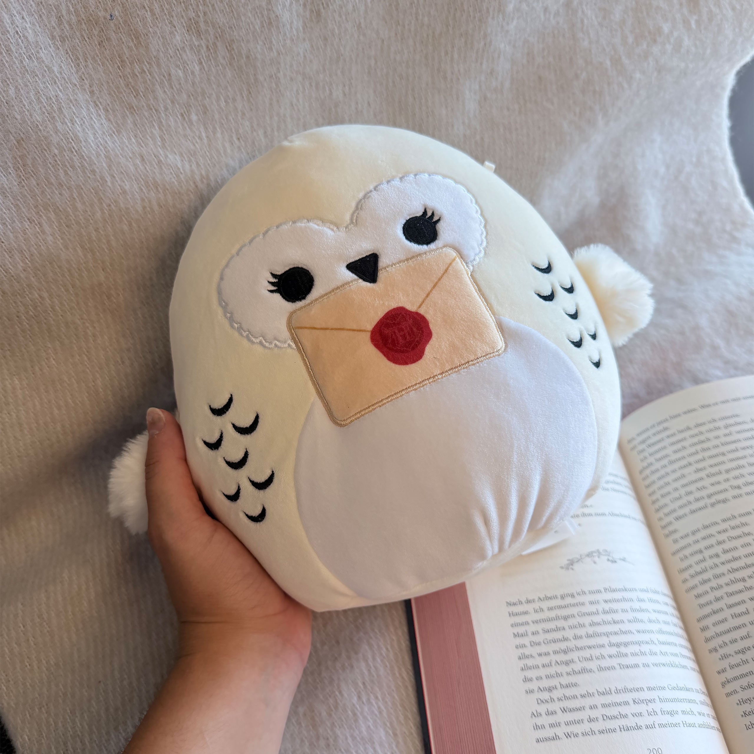 Zdjęcie produktu Hedwiga z listem z Hogwartu pluszowa figurka Squishmallows - Harry Potter