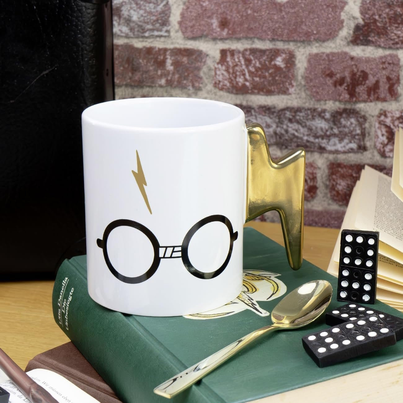 Zdjęcie produktu Kubek Harry Potter z uchwytem w kształcie okularów i błyskawicy 460 ml