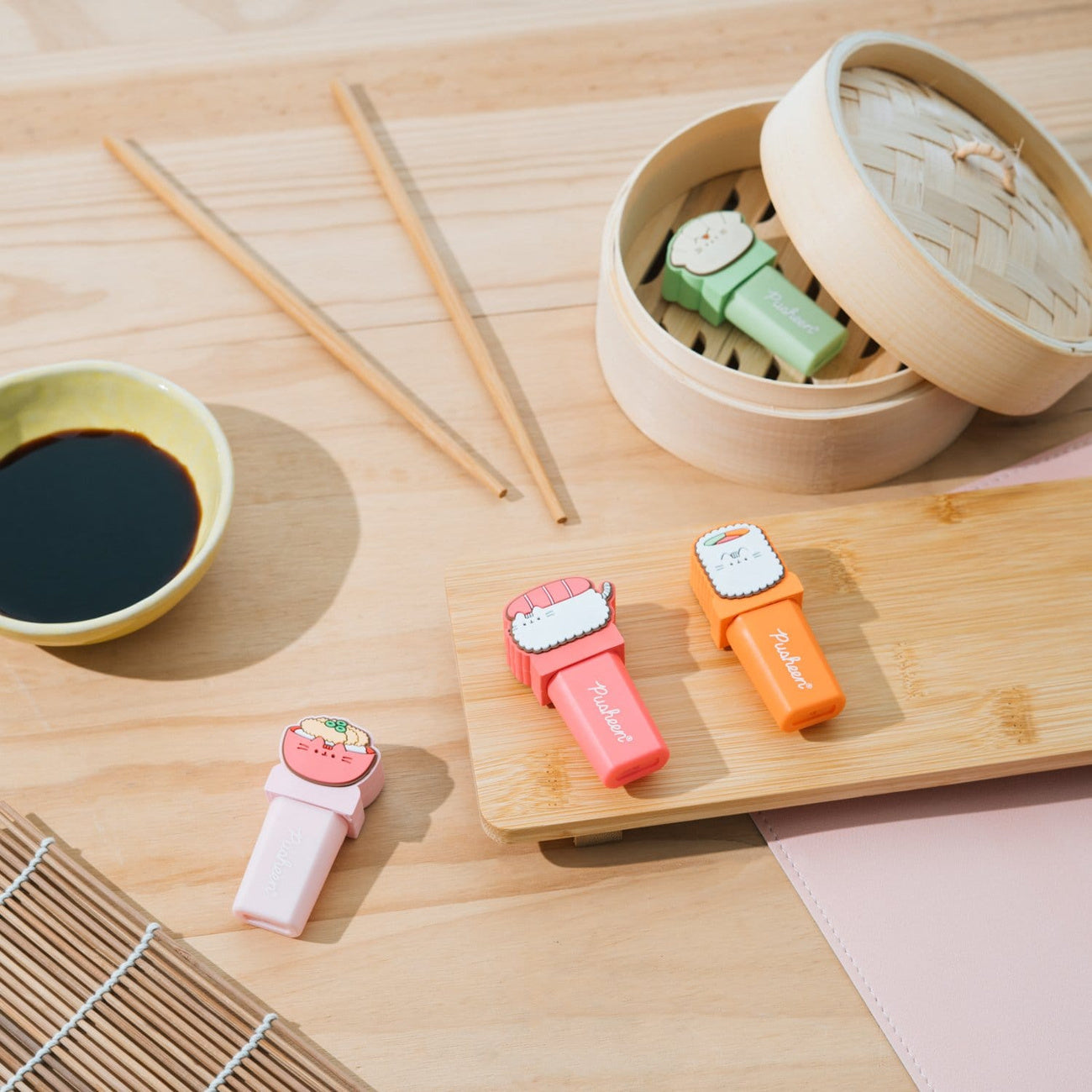 Zdjęcie produktu Pusheen - zestaw 4 zakreślaczy Sushi Roll z topperami