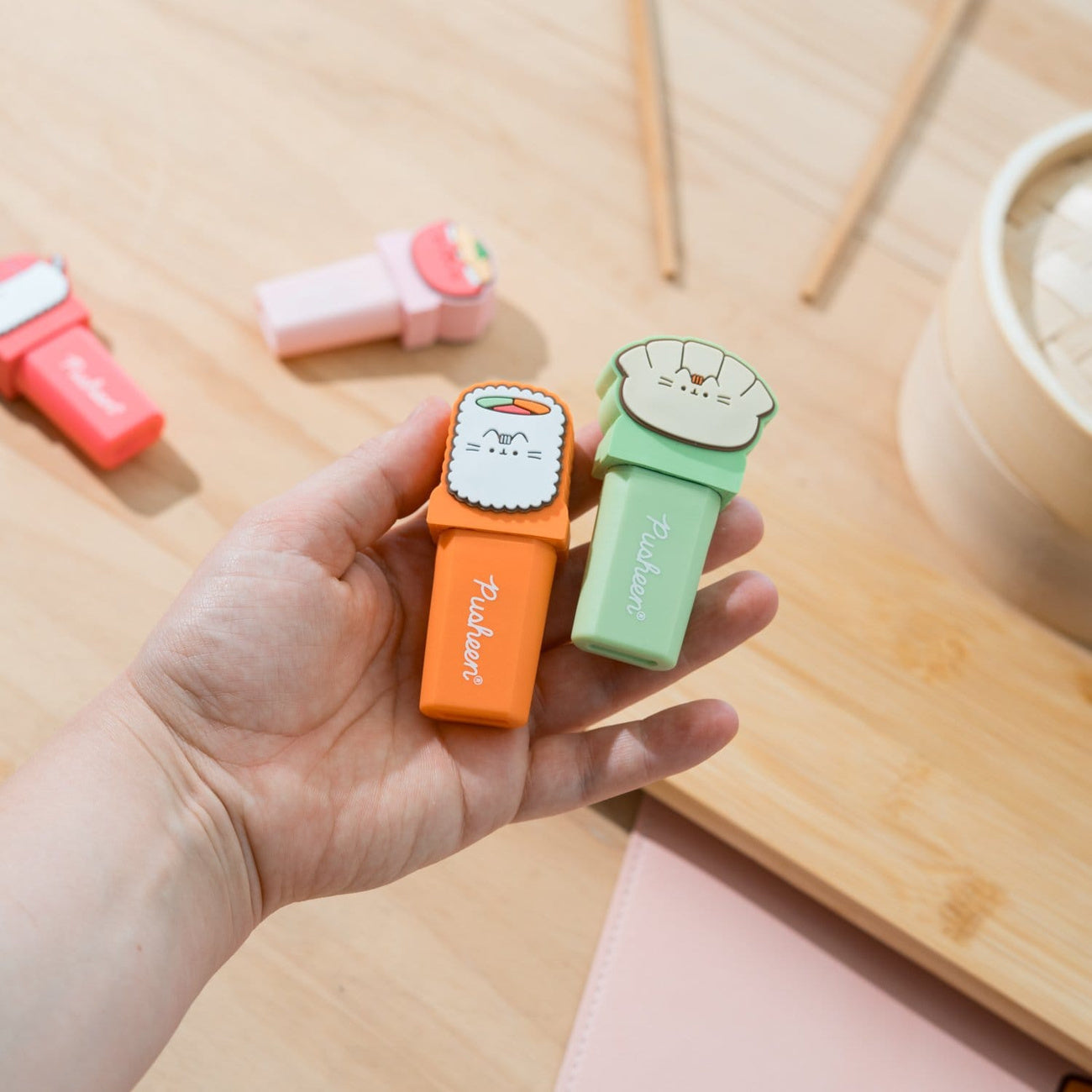 Zdjęcie produktu Pusheen - zestaw 4 zakreślaczy Sushi Roll z topperami