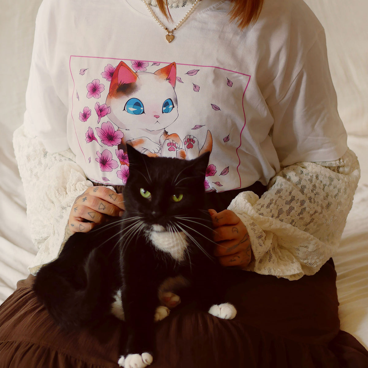 Zdjęcie produktu T-shirt Maomao The Cat Limited Edition dla fanów Pamiętnika aptekarki