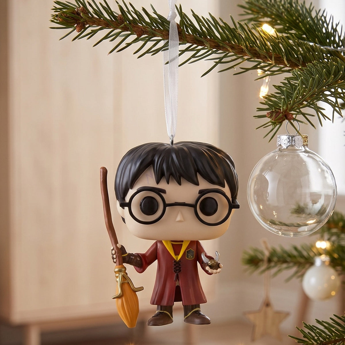 Zdjęcie produktu Harry Potter - Ozdoba choinkowa Harry z miotłą